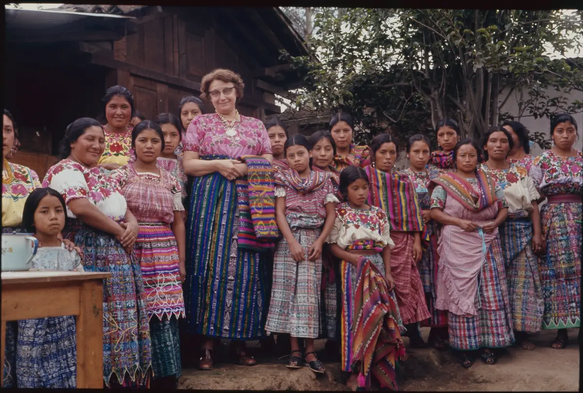 Maya-Frauen und Österreicherin Etta Becker-Donner, Xecam, Quetzaltenango, Guatemala