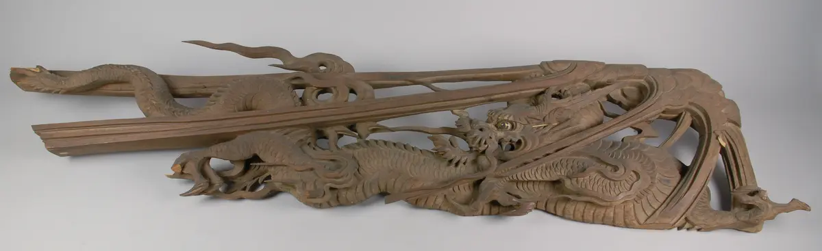 Tempelschnitzwerk Drache