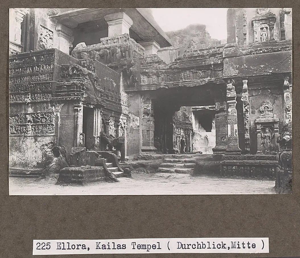 225 Ellora, Kailasa Tempel (Durchblick, Mitte)