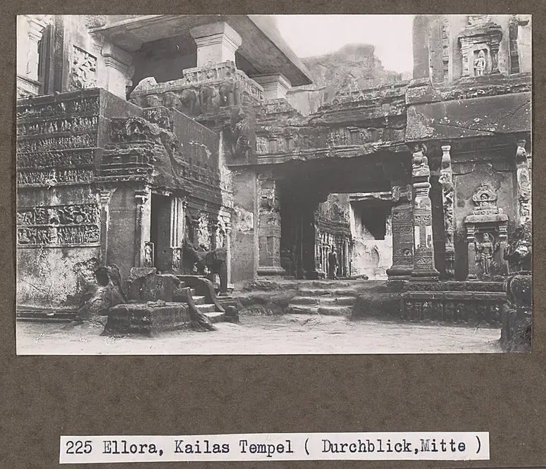 225 Ellora, Kailasa Tempel (Durchblick, Mitte)