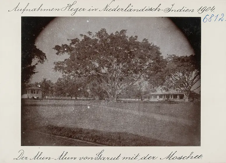 Der Alun-Alun von Garut mit der Moschee