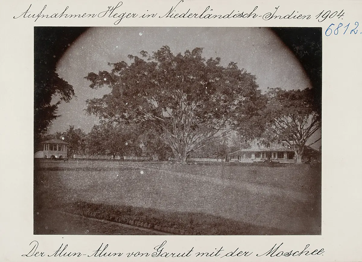 Der Alun-Alun von Garut mit der Moschee