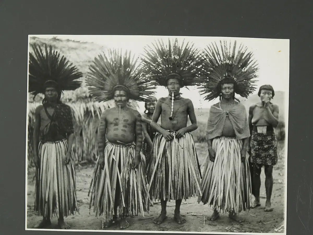 Dansas Nr. 2; Totentänze der Orarimugudoge-Indianer; Tänzer mit Babassu-Palmblattröcken, Lippenpflöcken, Federkrone u. Körperbemalung