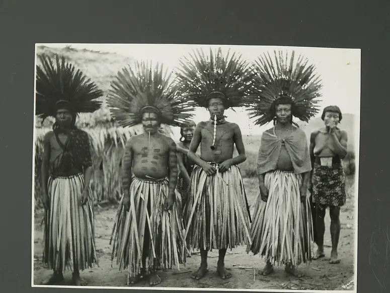 Dansas Nr. 2; Totentänze der Orarimugudoge-Indianer; Tänzer mit Babassu-Palmblattröcken, Lippenpflöcken, Federkrone u. Körperbemalung
