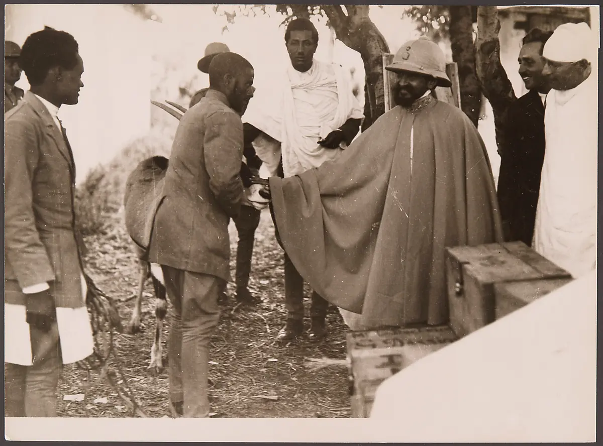 Kaiser Haile Selassie eine Gazelle streichelnd