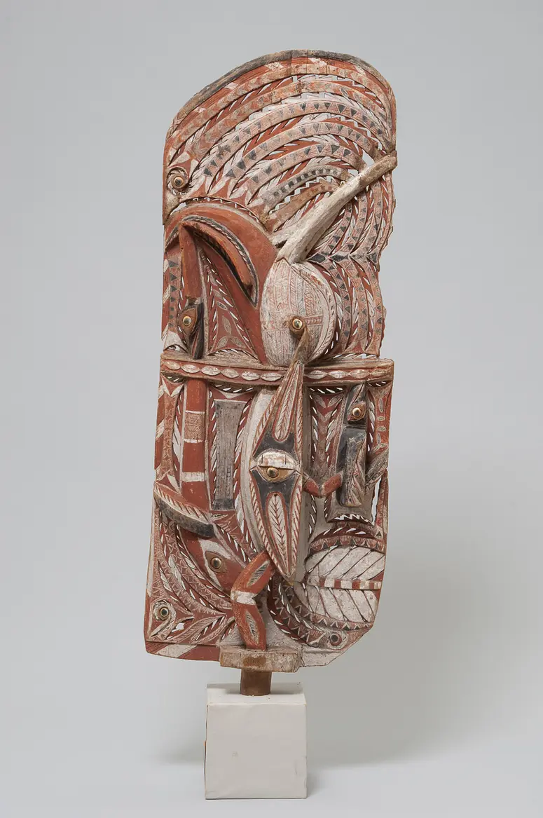 Giebelverzierung mit Vogelskulptur