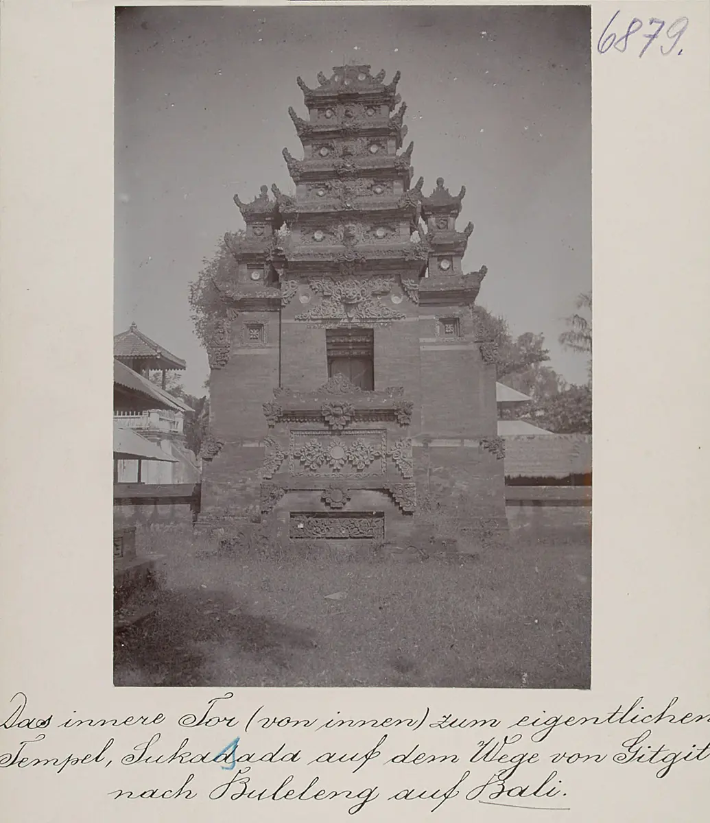 Das innere Tor (von innen) zum eigentlichen Tempel von Sukasada auf dem Wege von Gitgit nach Buleleng auf Bali
