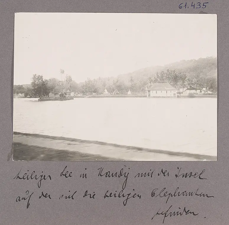 Kandy auf Ceylon. Heiliger See in Kandy mit der Insel auf der sich die heiligen Elephanten befinden