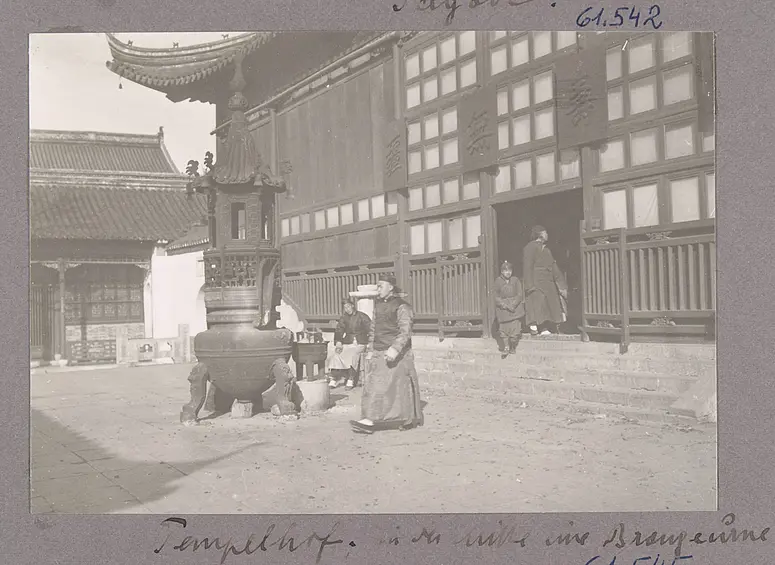 Zhenjianj 镇江, Jiangsu Provinz . Tempelhof; in der Mitte eine Bronzeurne