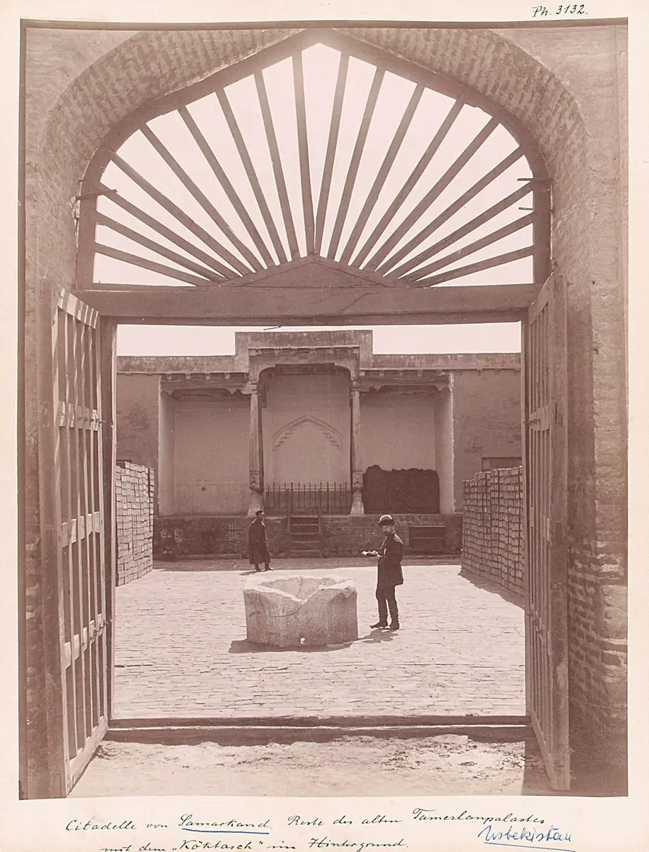 Citadelle von Samarkand. Reste des alten Tamerlanpalastes mit dem Köktasch im Hintergrund