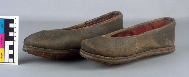 Lederschuhe mit eisernem Sohlenbeschlag