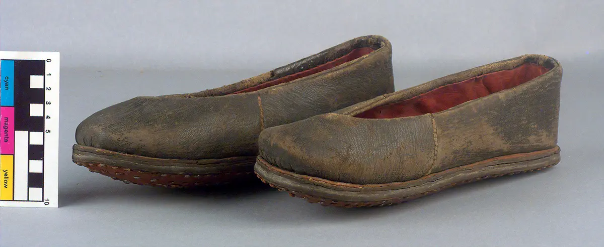 Lederschuhe mit eisernem Sohlenbeschlag