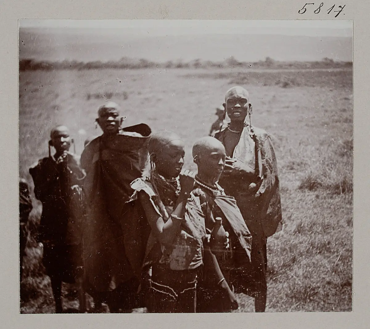Massai Frauen und Mädchen