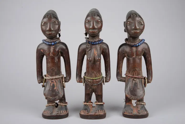 Männliche Ibeji Drillingsfigur
