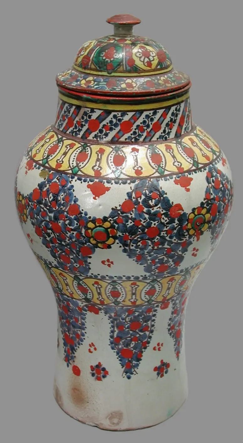 Deckelvase mit floralem Dekor