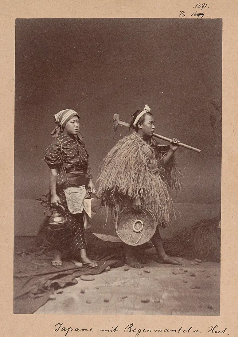 Japaner mit Regenmantel u. Hut