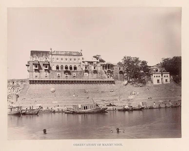 Benares von der Flußseite: Observatorium von Manmundir