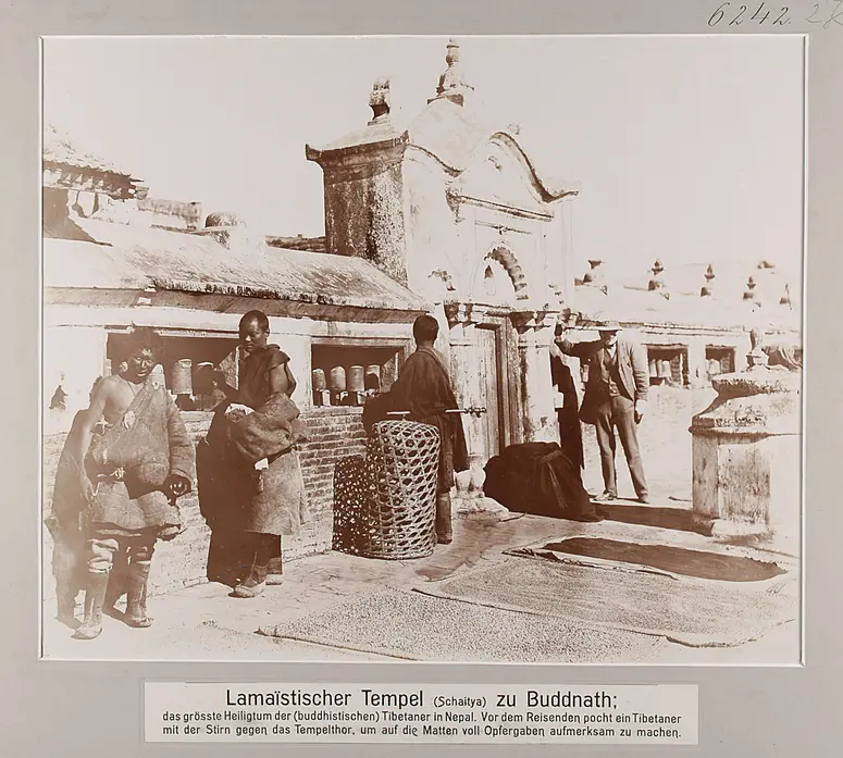 Lamaïstischer Tempel (Schaitya) zu Bodnath; das grösste Heiligtum der (buddhistischen) Tibetaner in Nepal. Vor dem Reisenden (Dr. Kurt Boeck) pocht ein Tibetaner mit der Stirn gegen das Tempelthor, um auf die Matten voll Opfergaben aufmerksam zu machen