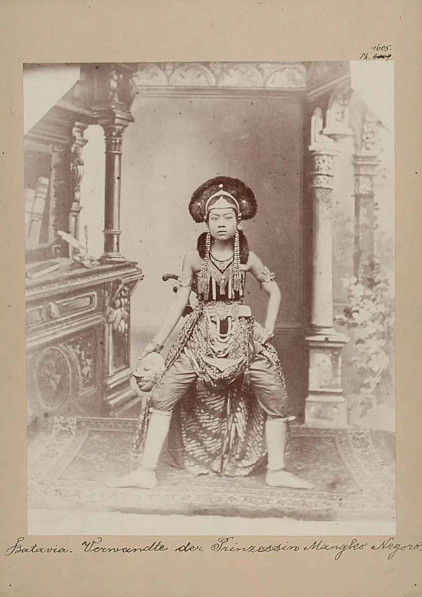 Wayang-topeng: Verwandte der Prinzessin Mangleo Negoro; Schauspielerin, eine topeng-Maske haltend