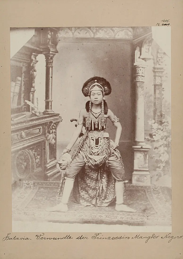 Wayang-topeng: Verwandte der Prinzessin Mangleo Negoro; Schauspielerin, eine topeng-Maske haltend