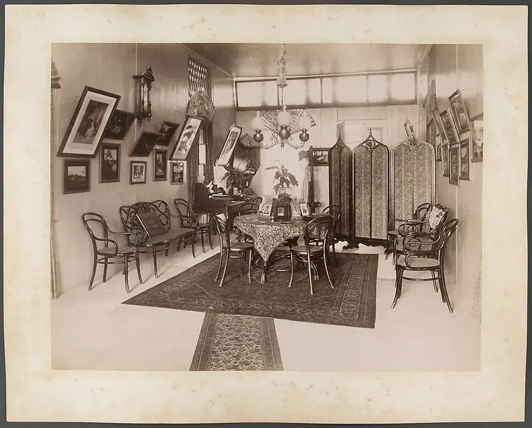 Ein Raum mit Esstisch und Paravent im Haus von Johann Schild in Padang