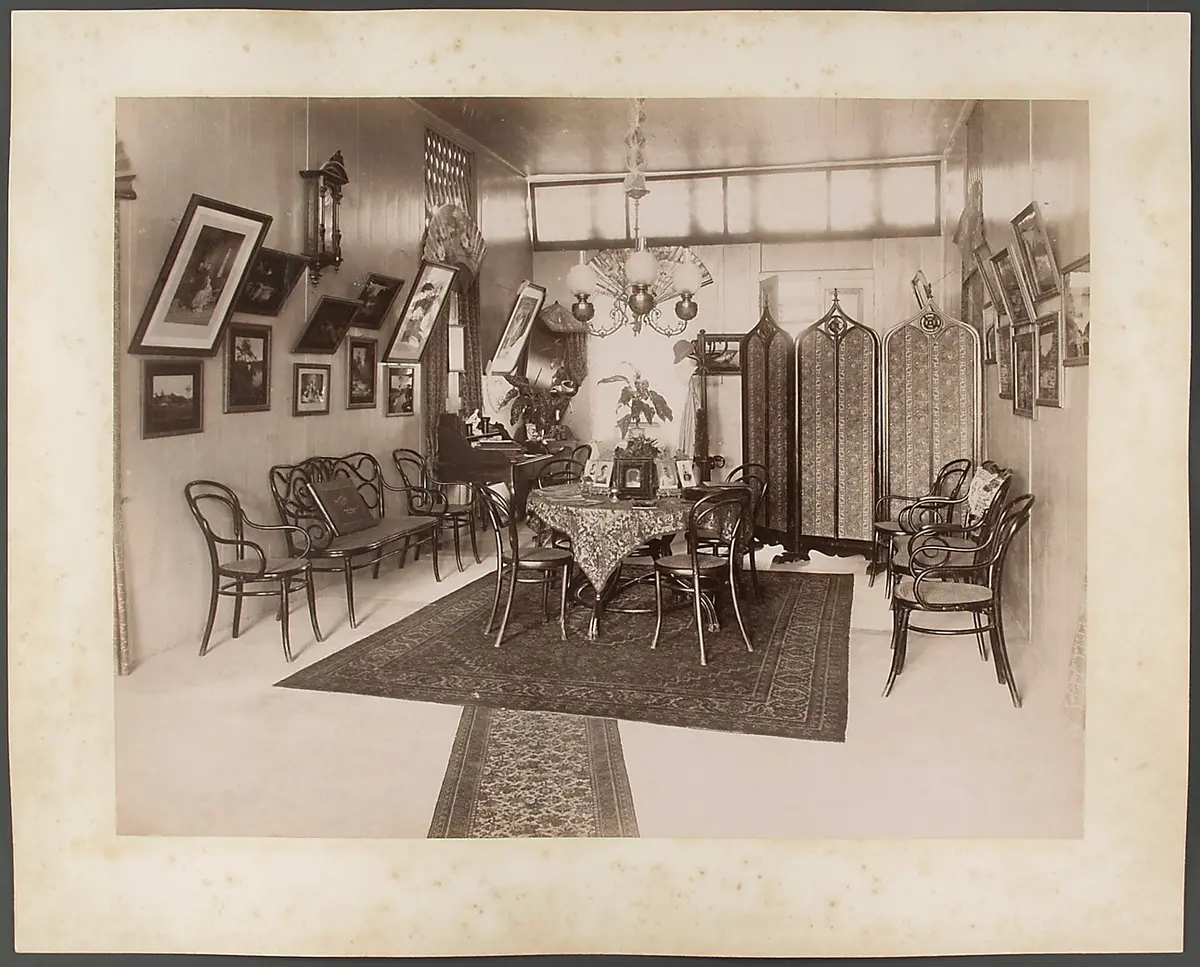 Ein Raum mit Esstisch und Paravent im Haus von Johann Schild in Padang