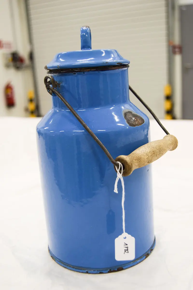 Emaillierte Milchkanne in Azurblau