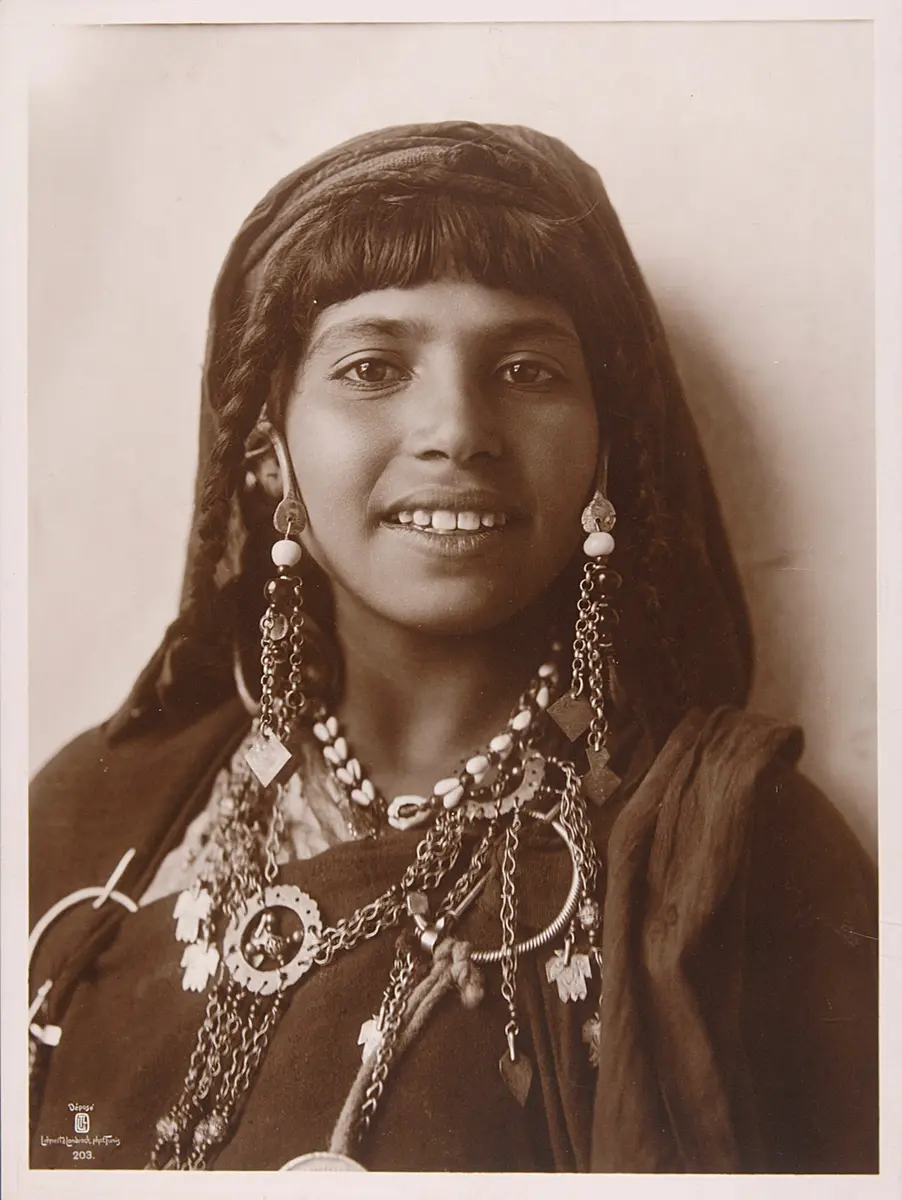 Brustbild; Frau mit Silberschmuck