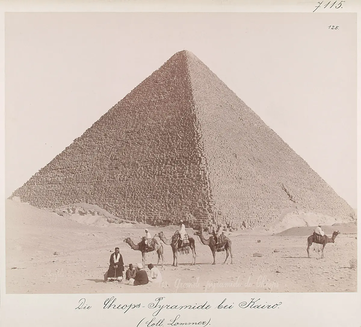 Die Cheops-Pyramide bei Kairo, davor Kamelkaravane