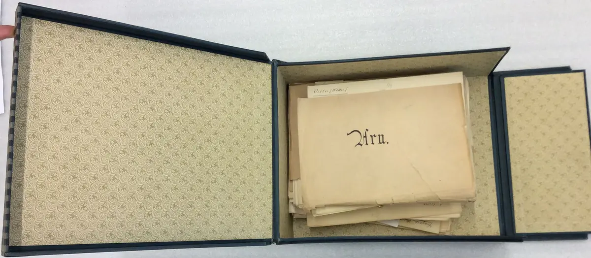 Schachtel mit kommentierten Zeichnungen von Objekten aus der Sammlung van Hoëvell