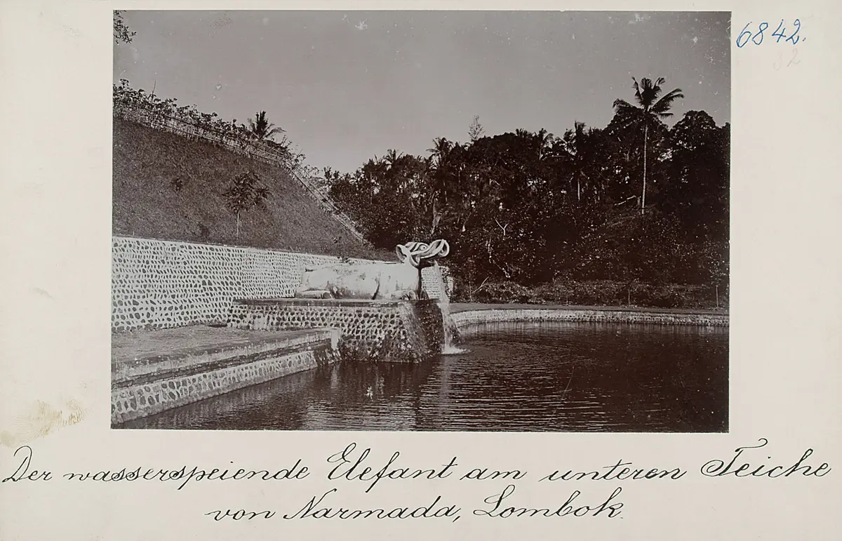 Der wasserspeiende Elefant am unteren Teiche von Narmada, Lombok