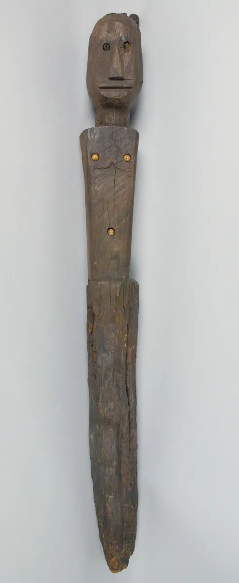 Pfahl mit Ahnenfigur
