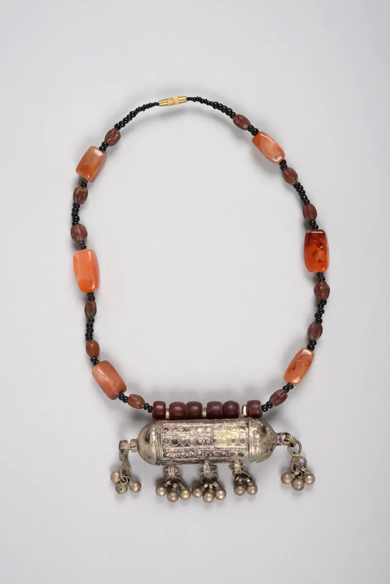 Halskette mit Amulettanhänger