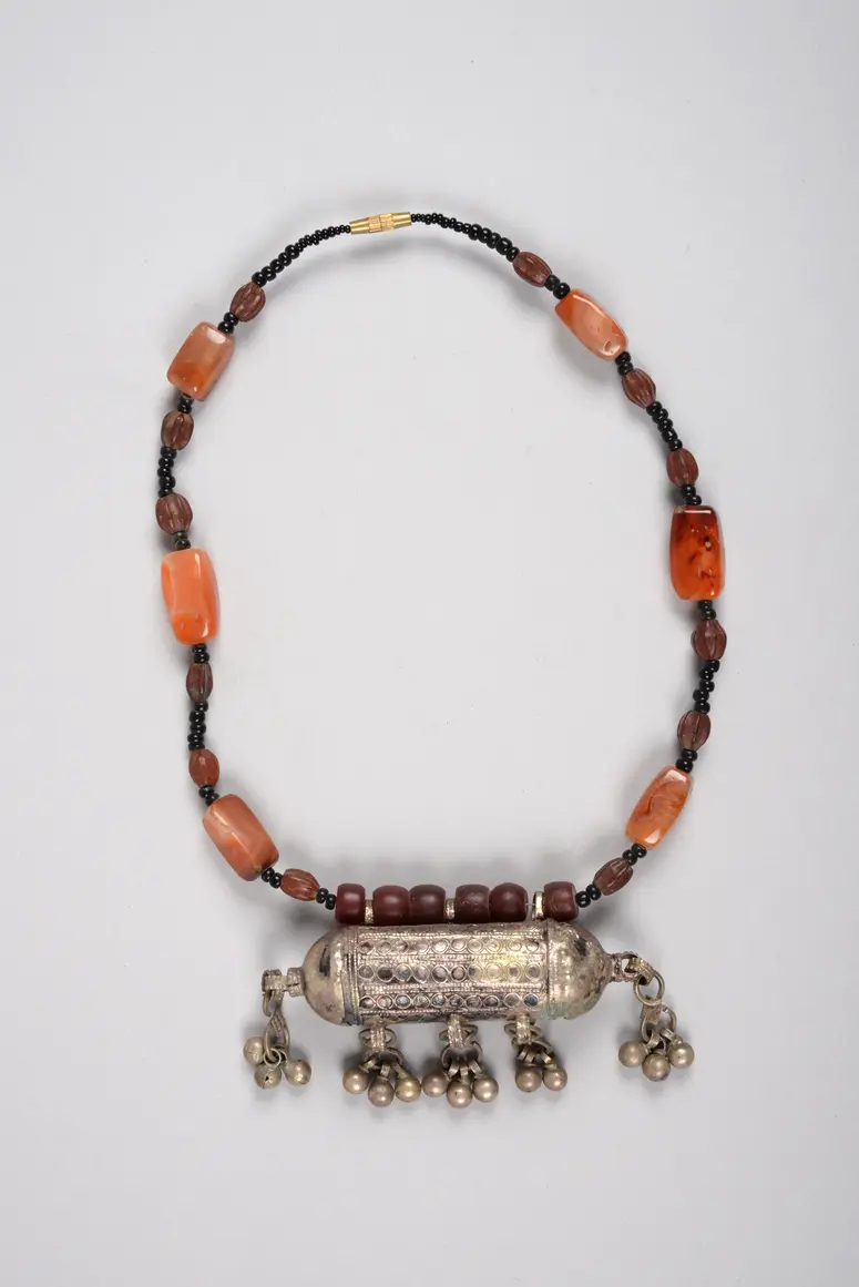 Halskette mit Amulettanhänger