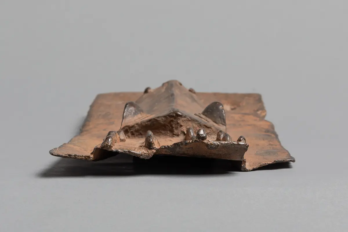 Reliefplatte: Krokodilskopf