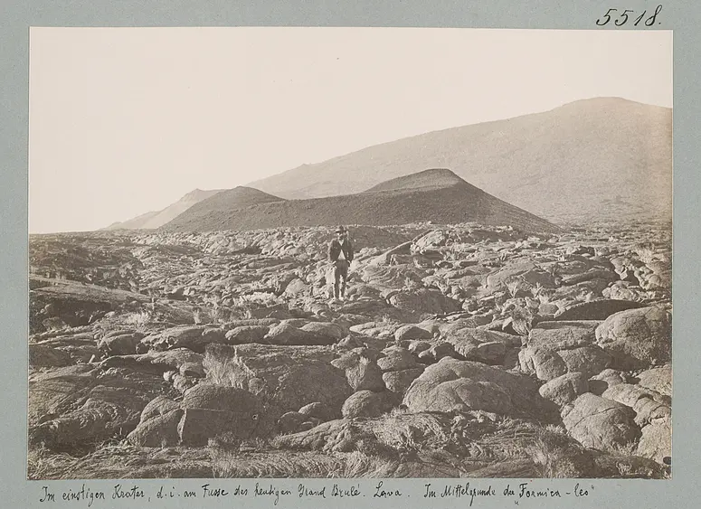 Reunion. Im einstigen Krater, d. i. am Fusse des heutigen Grand Brulé, Lava. Im Mittelgrunde der