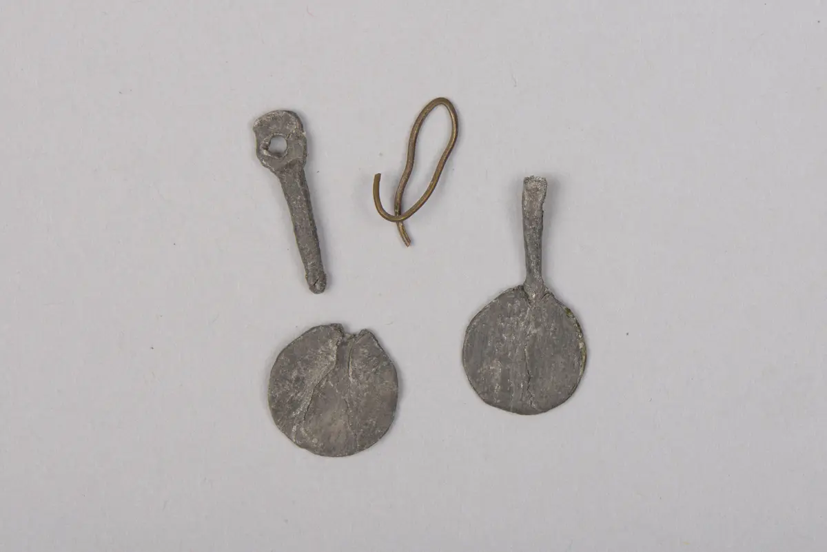 Paar Ohrschmuck (beschädigt)