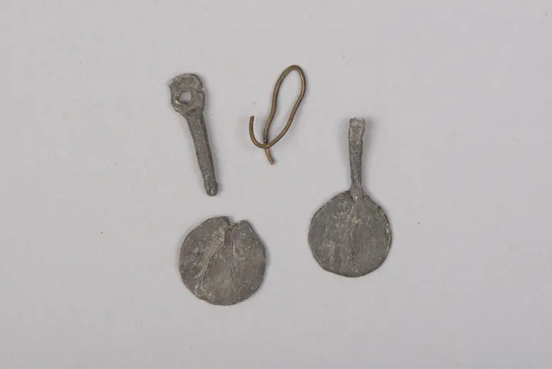 Paar Ohrschmuck (beschädigt)