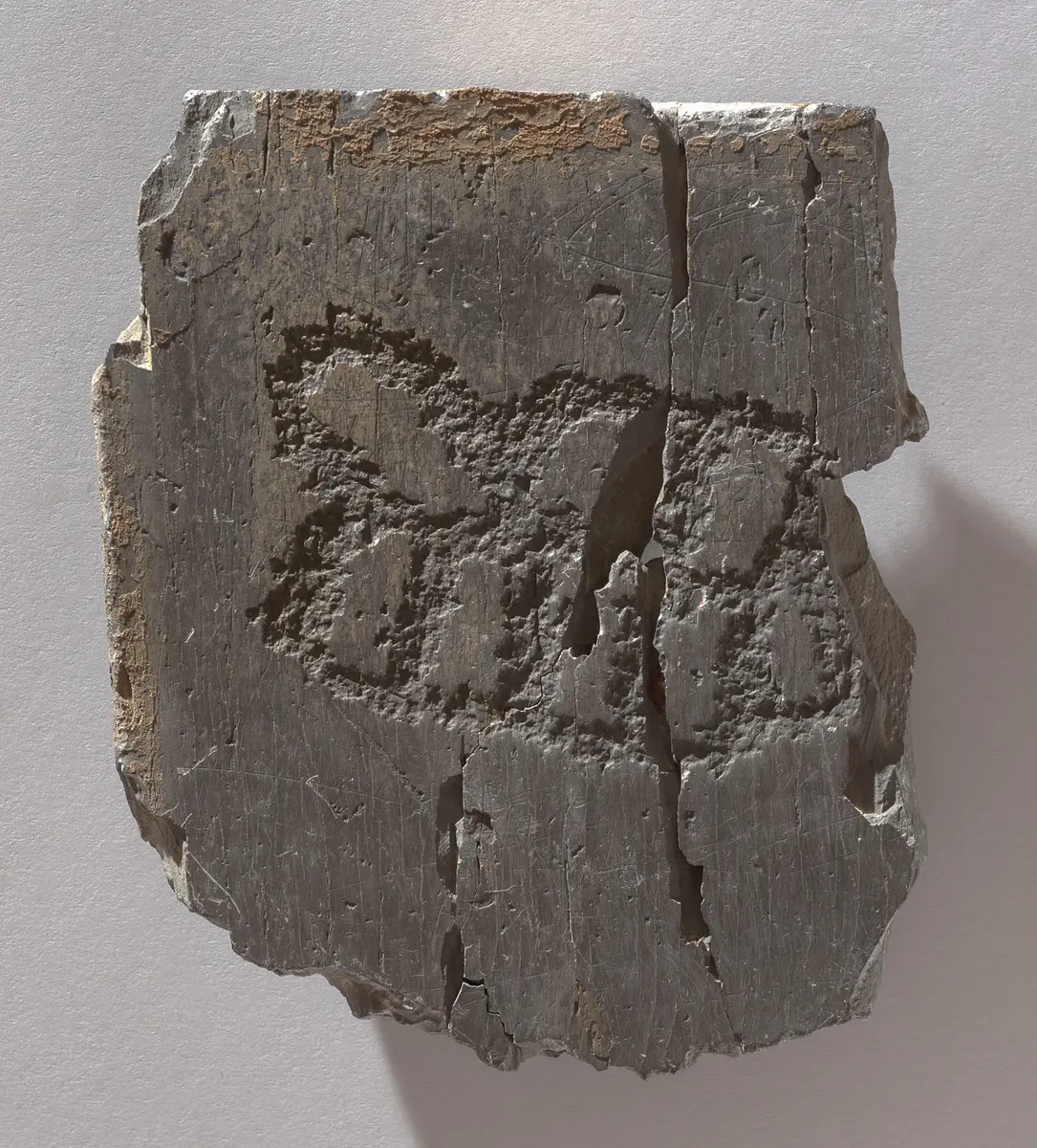 Felsgravierung: Schürze