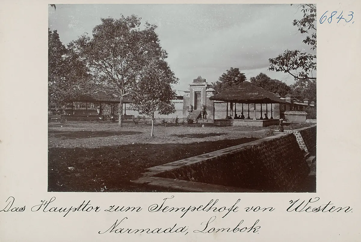 Das Haupttor zum Tempelhofe von Westen. Narmada, Lombok