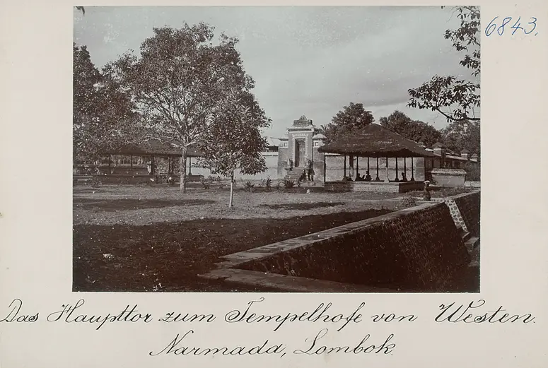 Das Haupttor zum Tempelhofe von Westen. Narmada, Lombok
