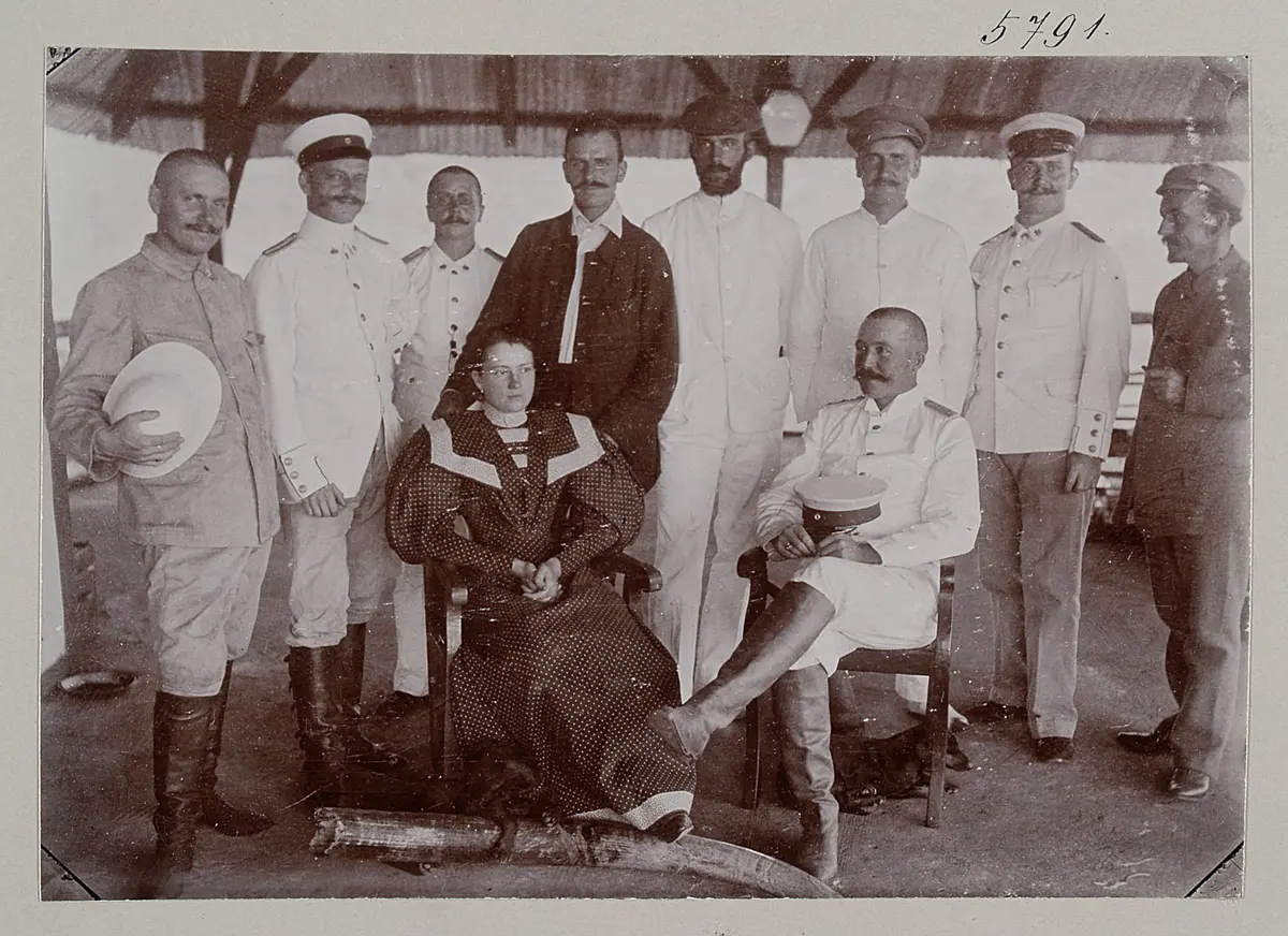 Compagnie-Führer Johannes mit Gemahlin und die Officiere der Station, sowie Dr. M. Schöller, Schillings und Kaiser auf der Terrasse v. Moschi