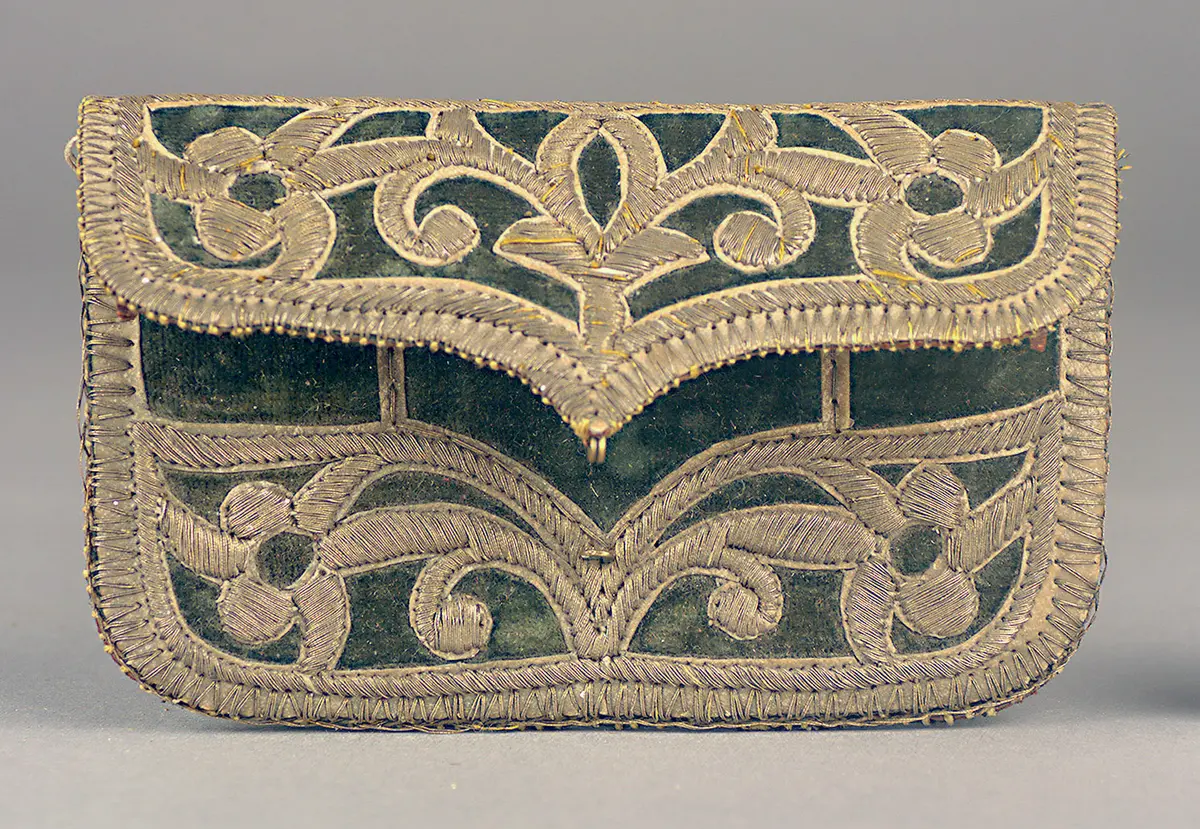 Geldtasche mit Goldstickerei