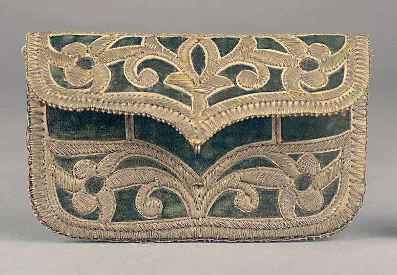 Geldtasche mit Goldstickerei