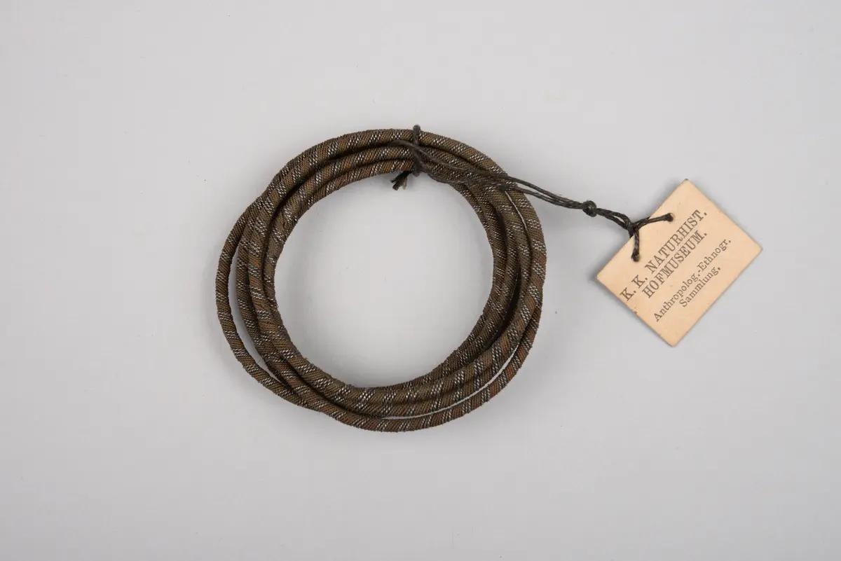 Sieben Armbänder (47.532 bis 47.538)