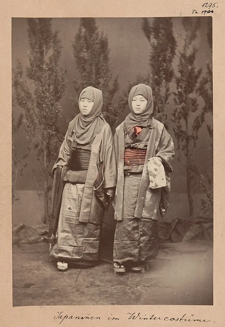 Japaninnen im Wintercostüme