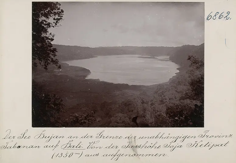 Der See Bujan an der Grenze der unabhängigen Provinz Tabanan auf Bali. Von der Passhöhe Toja Ketipat (1350 m) aus aufgenommen