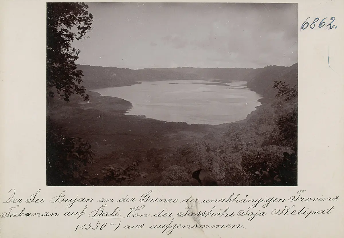 Der See Bujan an der Grenze der unabhängigen Provinz Tabanan auf Bali. Von der Passhöhe Toja Ketipat (1350 m) aus aufgenommen