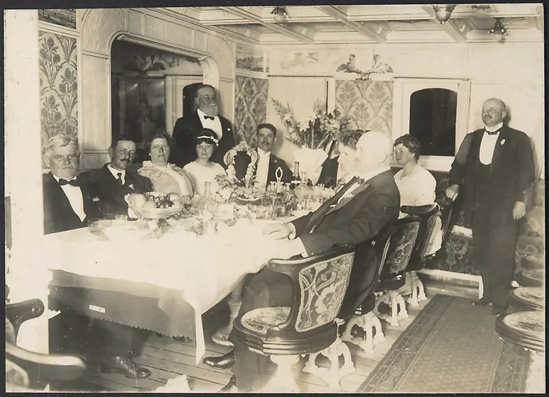 Johann Schild mit Gästen beim Essen