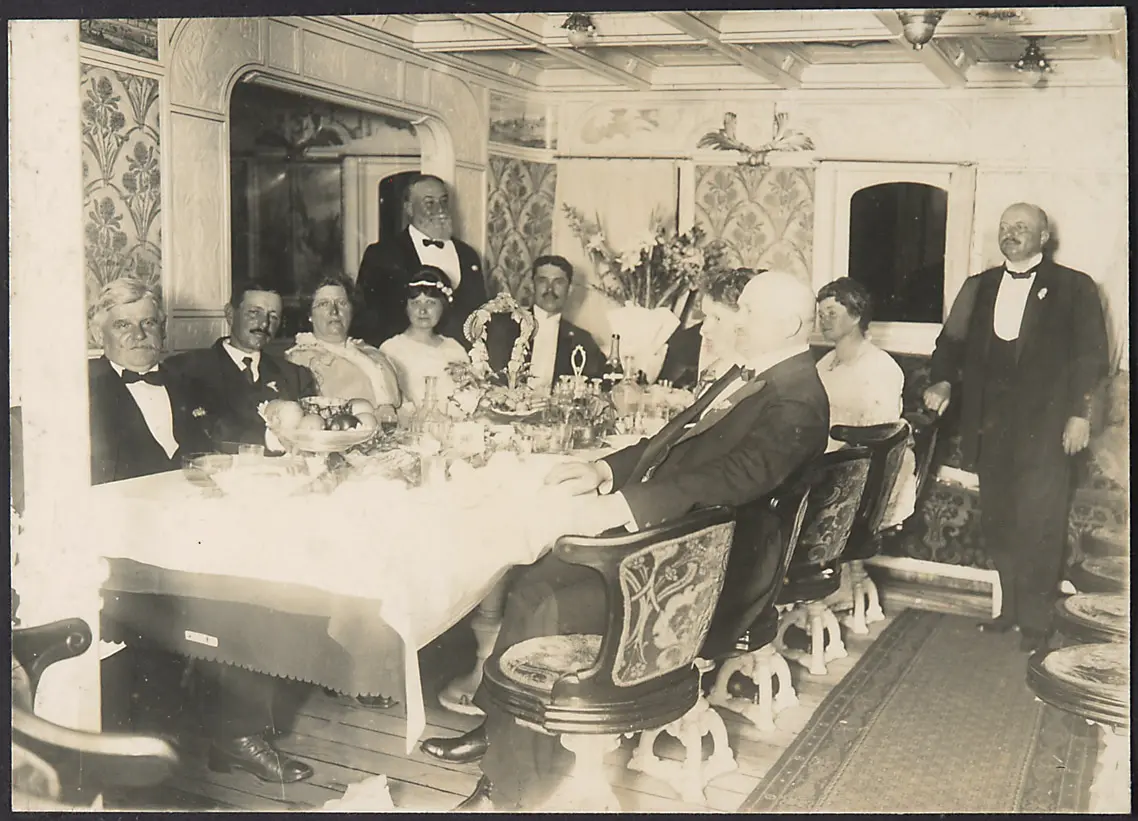 Johann Schild mit Gästen beim Essen